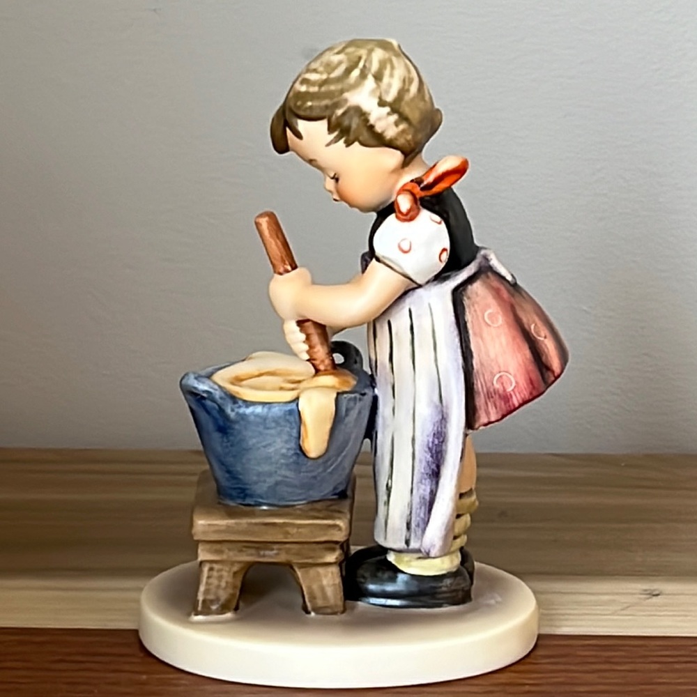 Hummel Baking Day #425 in Box